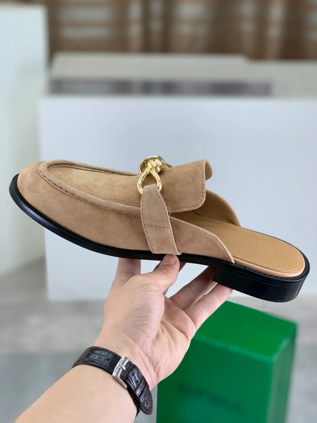 Men's shoes 💰P800 [New model] (genuine leather outsole) water-dyed cow lining 💰High-quality business couple half-slip leather shoes 💎💎💎 BOTTEGA VENETA official website synchronizes the latest top version of BV in the market, accepts material comparison, shoe type comparison, process comparison, practical and textured, versatile and suitable for any occasion, the more you look at it, the more flavorful it becomes. Purely hand-knitted craftsmanship - Upper material, calfskin imported from Italy 🇮🇹 - High-quality water-dyed cowhide lining - Original private model customized leather outsole -Size: Female 35-39 (40 ordered) Male 39-44 (38 45 can be customized) Color: Multiple colors available